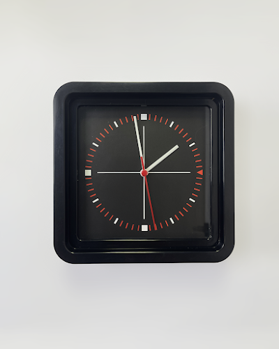 Ikea Kvitt Wall Clock — Đồng hồ